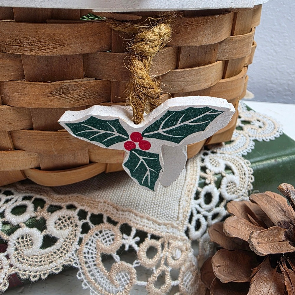 Small Woven Holiday Basket Holly Berry Christmas Country Handle White Green Red - Picture 2 of 7